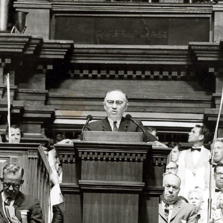 説教台に立つゴードン・B・ヒンクレー，1961年